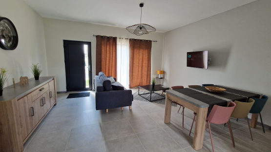 Salon avec cuisine ouverte - Gite La Maison des Bois | Romorantin